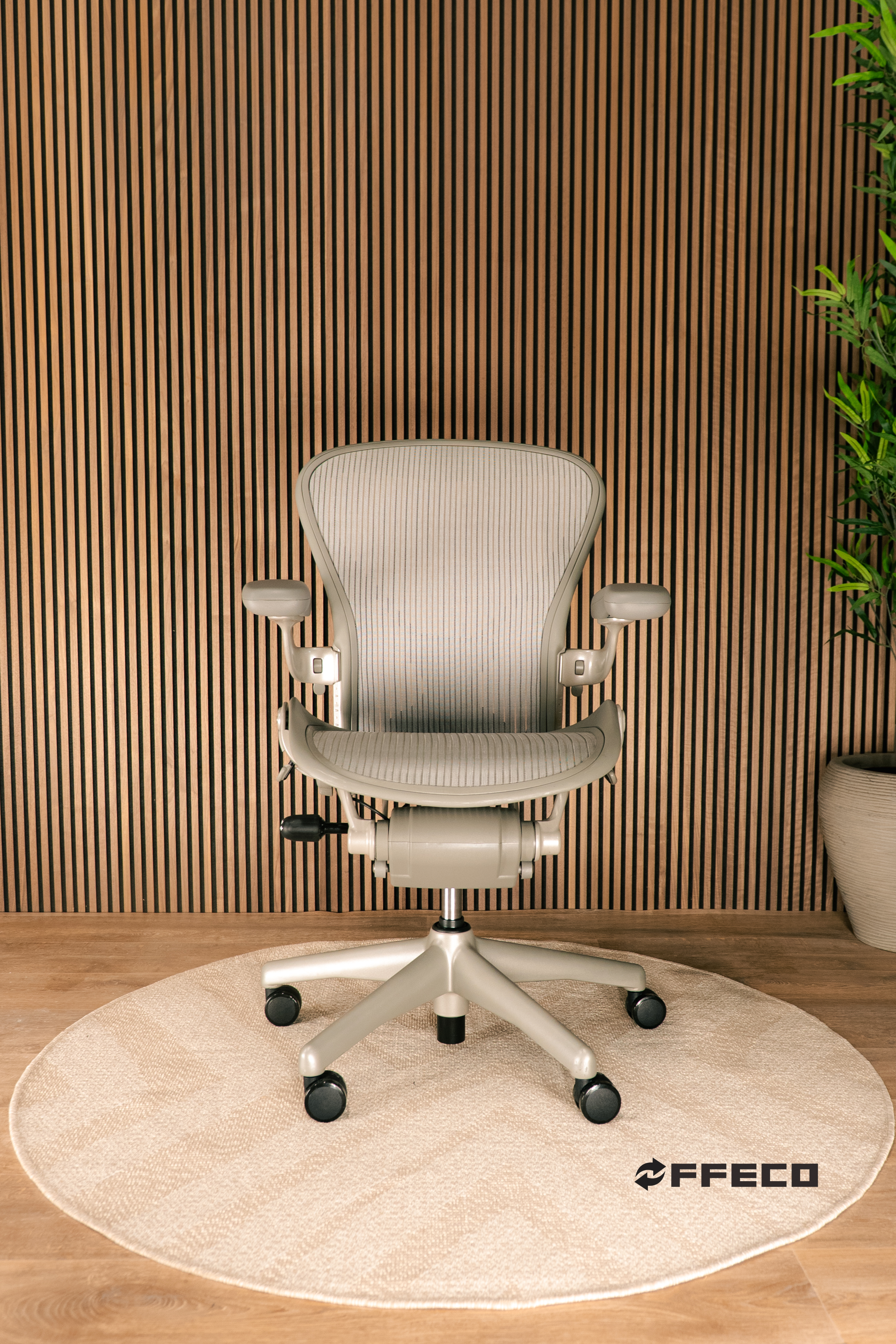 Herman Miller Aeron Titanium Zomerdeal